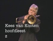 Bestand:Kees van Kooten hoofdleest zich autobio titel.jpg