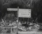 Bestand:Evacuees aan boord van HMS Carron, en verwoestingen in Padang1.jpg