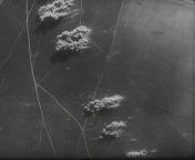 Bestand:Bombardement bij Helgoland door Duitse bommenwerpers1.jpg