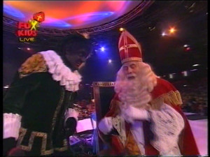 Wegwijspiet en Sinterklaas genieten van Bassie & Adriaan