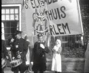 Bestand:De koninklijke familie rijdt door Haarlem (1936).jpg