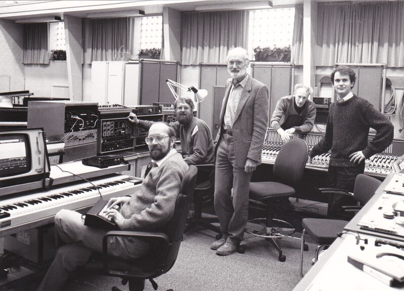 Bestand:SVEM-studio met het hele team.jpeg